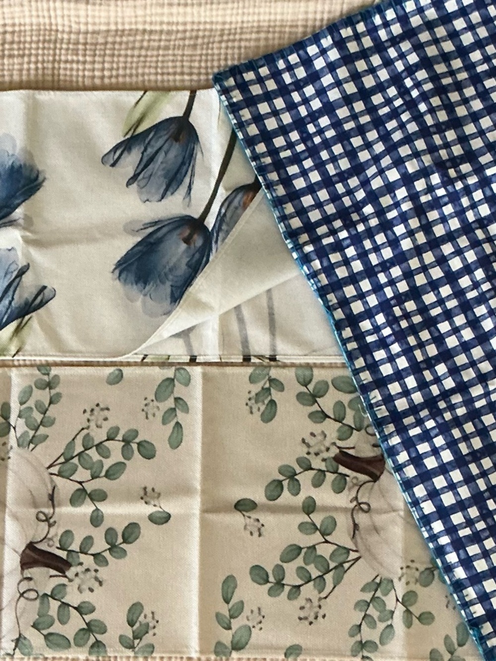 Lot of 3 table runners